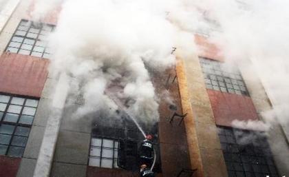 丹东一家具厂仓库发生大火 蔓延整个楼层
