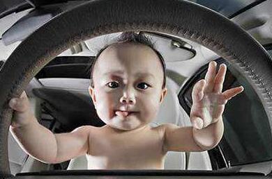 “胆大”女司机高速边抱孩子边开车 一心二用太危险！
