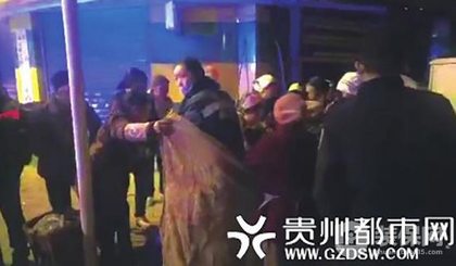 贵州毕节：孕妇凌晨街头突然临盆，警民搭人墙当“产房”