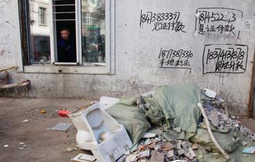 牡丹江清福小区有人高空扔垃圾 居民难开窗