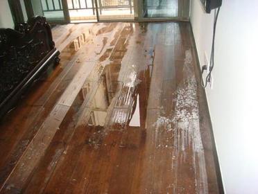 刚刚装修的新家漏水地板被泡 原因竟是管道被割
