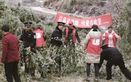 志愿者被困乡间公路 民警砍竹开道