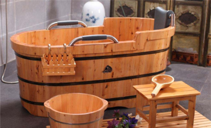 木桶浴缸价格一般是多少 家用木桶好还是浴缸好呢